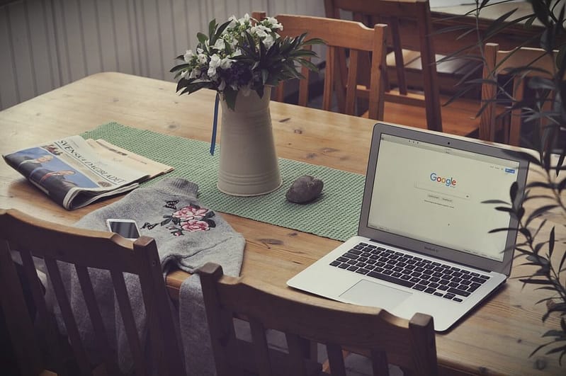 SEO-Texte schreiben am Schreibtisch mit Laptop und Google Startseite